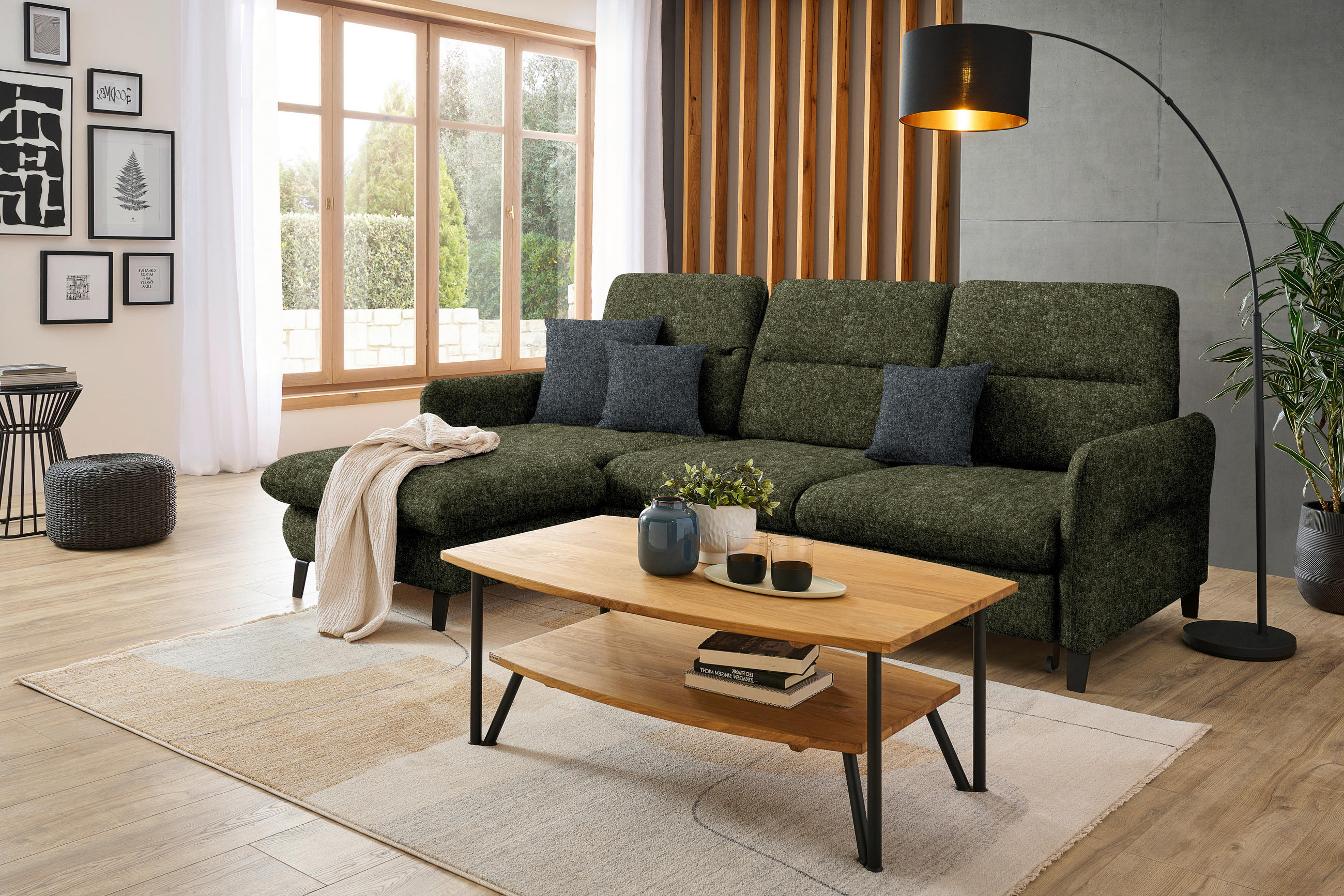 Livetastic ECKSOFA Olivgrün Chenille, links davon: Hochflorteppich, Decke, rechts davon: Couchtisch, Gardine in hellem Wohnzimmer.