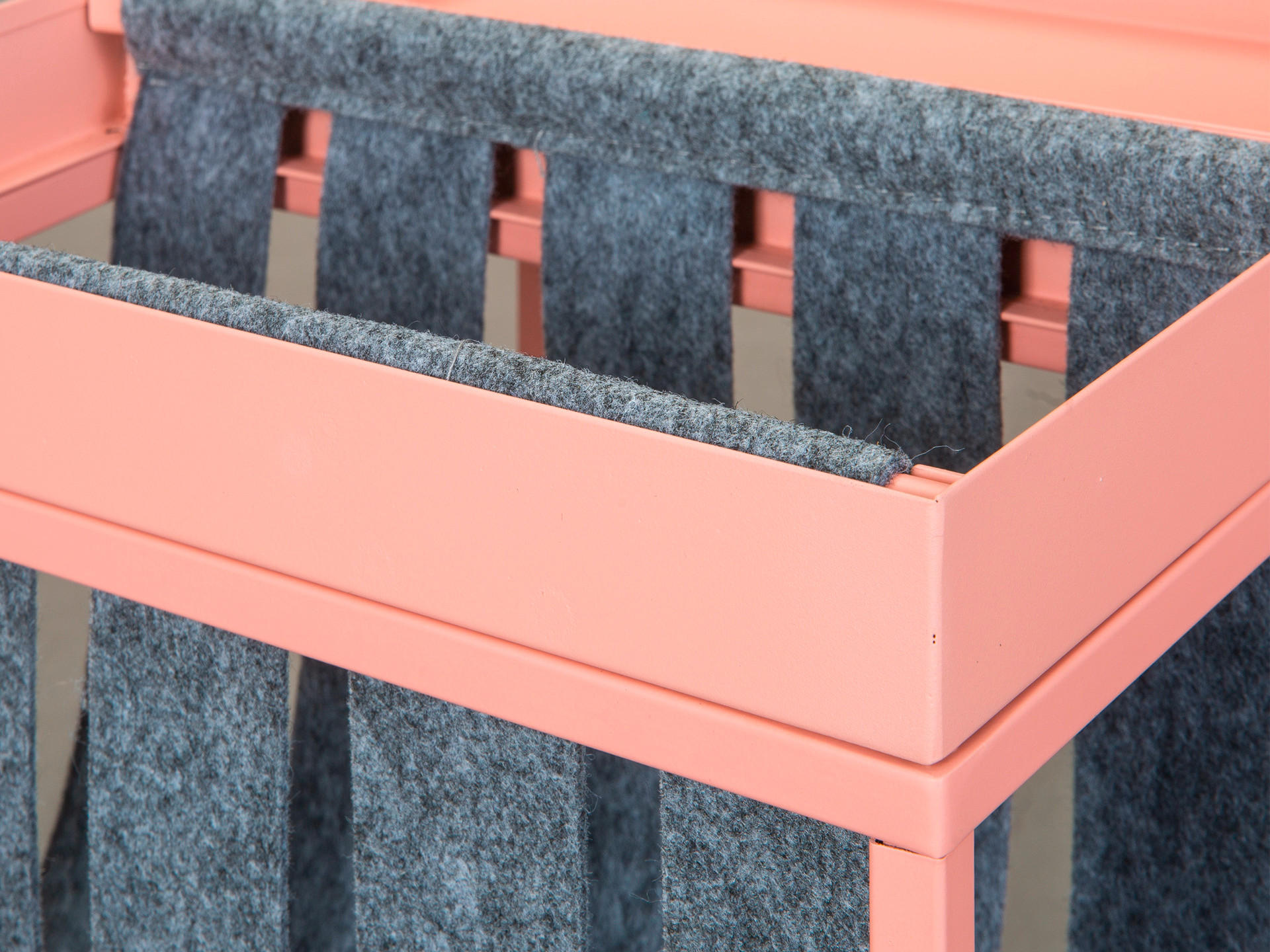 Thumbnail - Zeitungsständer Club NY rosé Metall B/H/T: ca. 35x40x35 cm